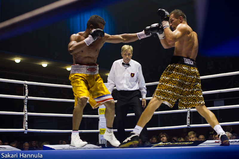 Edis Tatli (oik.) vs. Rudy Encarnacion