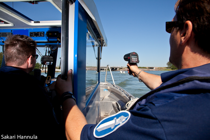 Helsingin venepoliisi suorittamassa nopeusvalvontaa